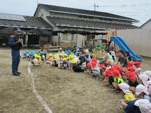 消防士から話を聞いているところ