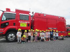 3歳児きりん組が消防車の前で記念写真を撮っているところ