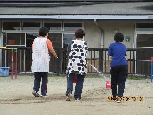 消火訓練している保育士