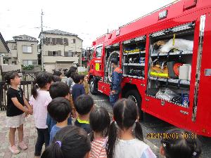 消防車を見ている子どもたち
