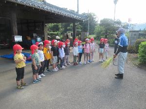 地域の方に稲刈りの説明を受けています