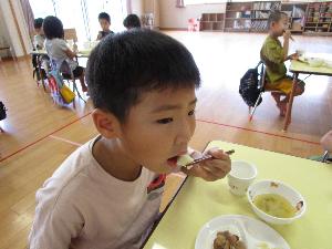 5歳児がじゃが芋を食べている様子