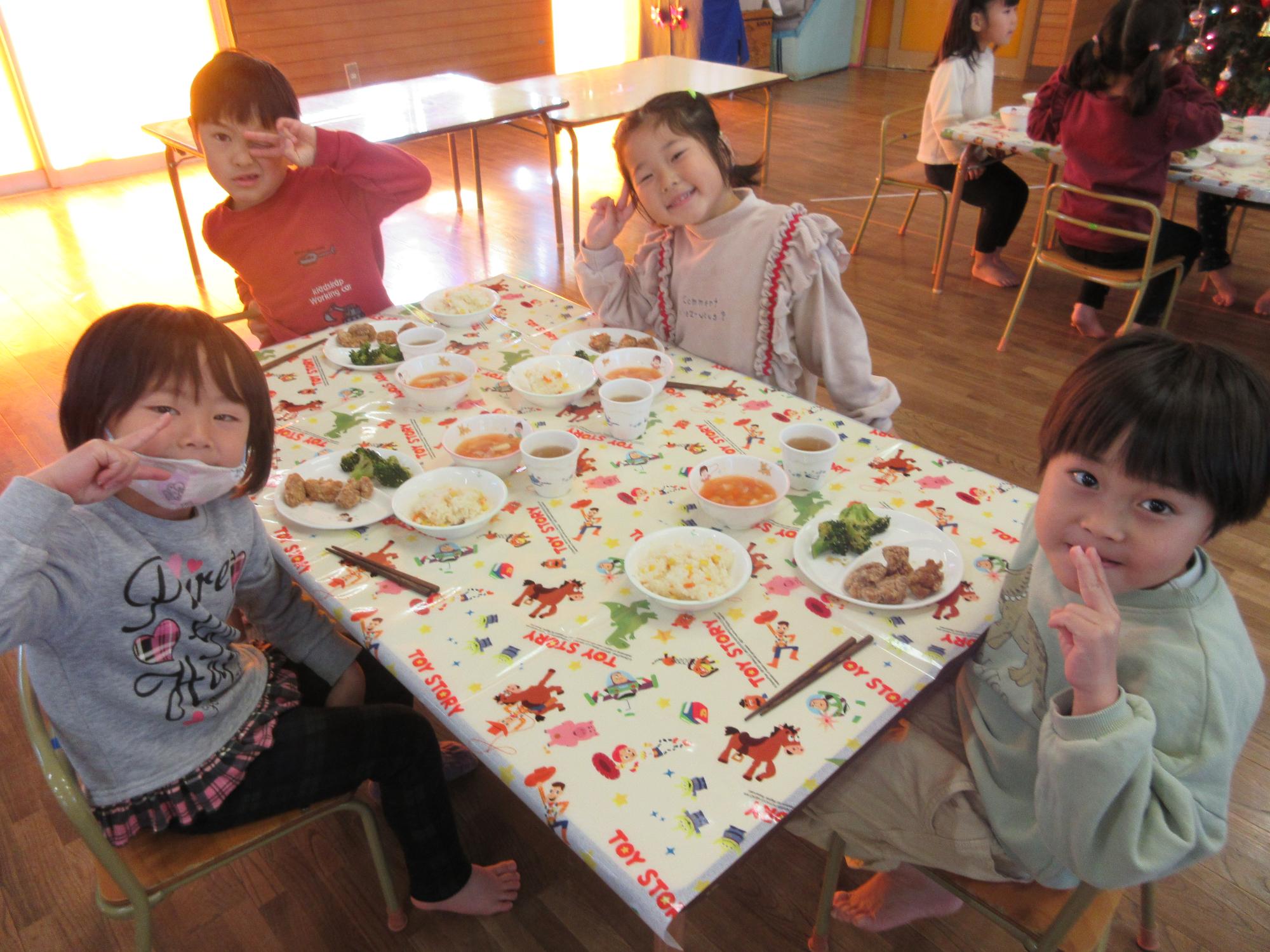 会食している所