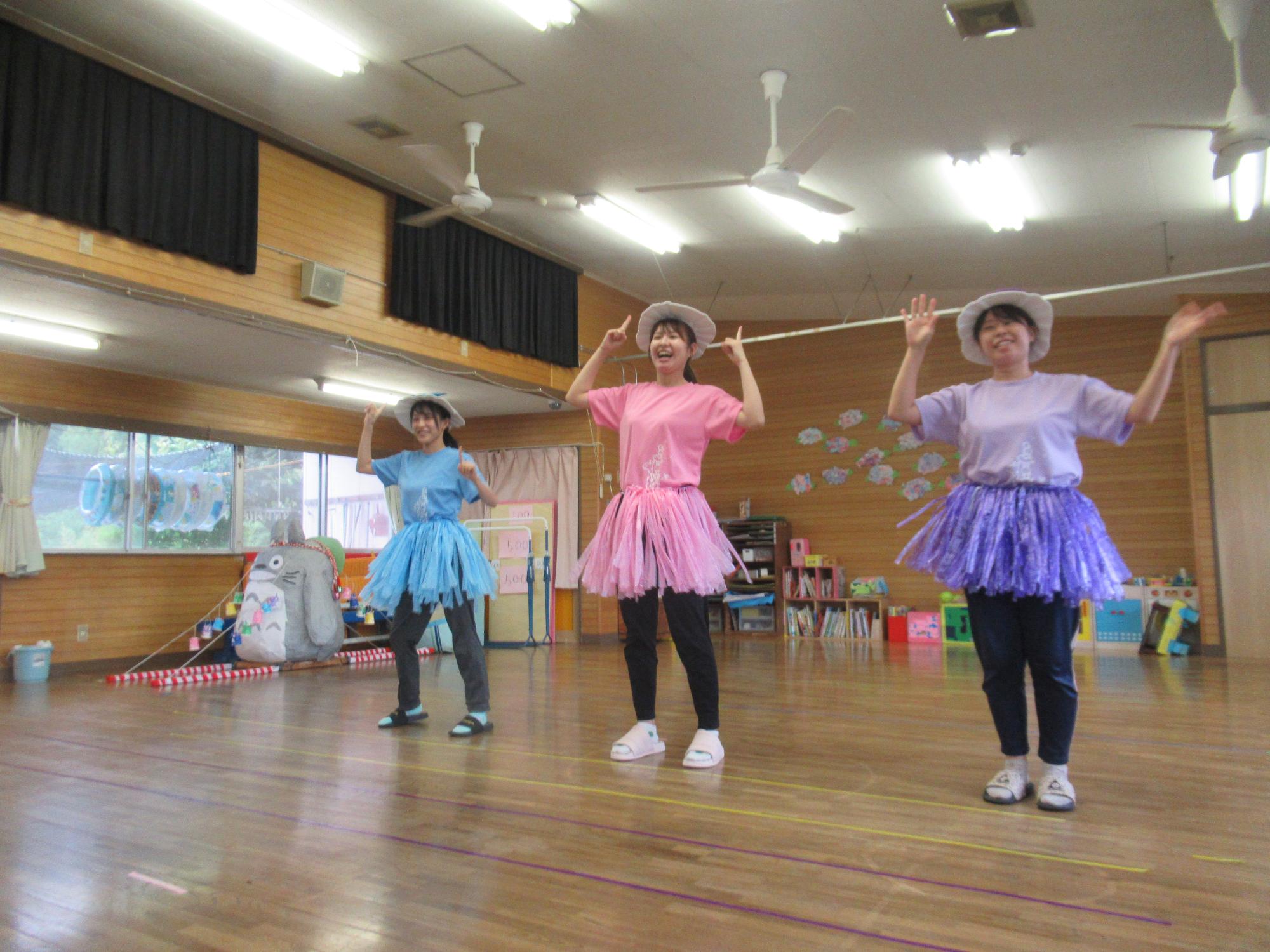 保育者が踊っている写真