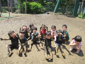 泥んこ遊びの集合写真