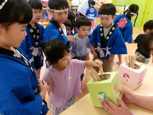 棒くじを引いている写真