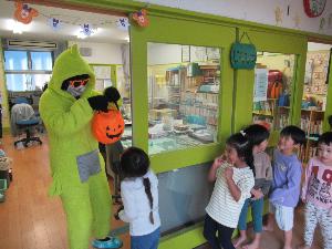 ハロウィンで子どもたちがお菓子をもらうところ。