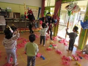 ばら組が鬼退治をしている写真