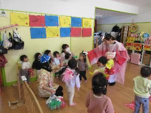 ひよこ組が福の神と会っている写真