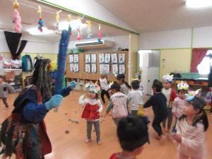 以上児クラスが豆まきをしている写真