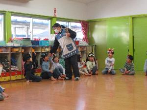 ひいらぎの香りをかいでいる写真