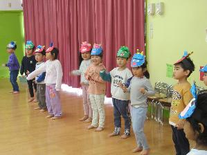 ゆり組が鬼のパンツを踊っている写真