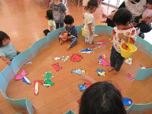 ひよこ組の子が魚釣りをしているところ