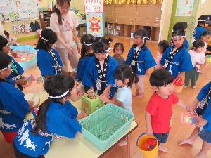 すみれ組の子がばら組のお手伝いをしているところ
