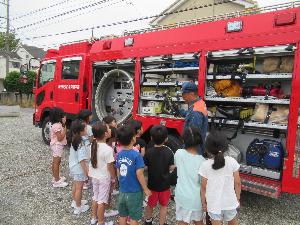 すみれ組のこたちが消防車を見学しているところ