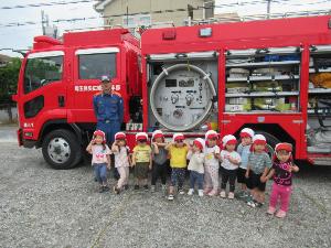 ばら組の子たちが消防車の前で集合写真を撮っているところ