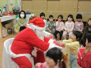 ばら組がサンタさんからぷれぜんとをもらう