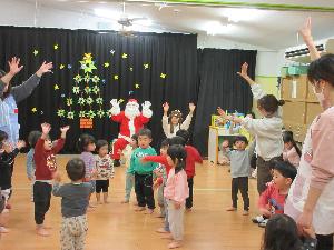 未満児クラスが踊っている写真