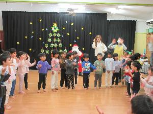 以上児クラスが踊りを踊っている写真