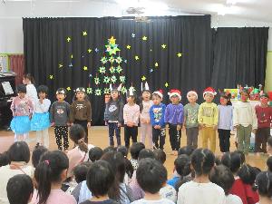 ゆり組が歌っている写真