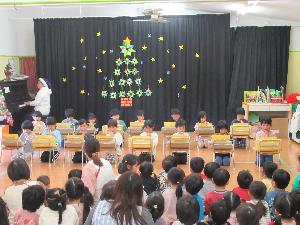 すみれ組がピアニカを弾いている写真