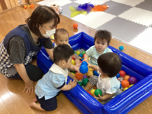 ボールプールで遊んでいる写真