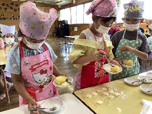 収穫したじゃがいもでじゃがバターを作っている写真