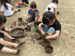 泥遊びをしている写真