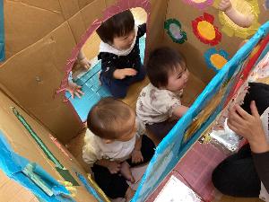 段ボールでかくれんぼをしている写真