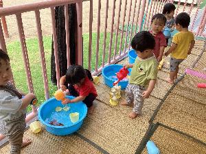 水遊びをしている写真
