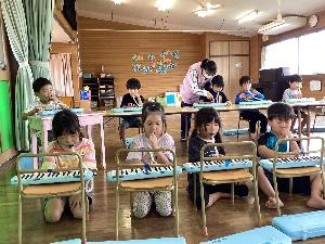 ピアニカを演奏している写真
