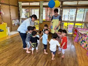 リズムあそびをしている写真