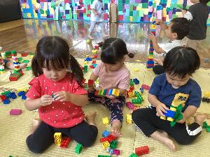 ブロックであそんでいる写真