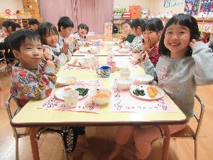 みんなでランチョンマットを敷いて給食を食べました。