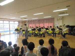 父母の会主催ママさんブラス「埼玉たまぴよ隊」による演奏