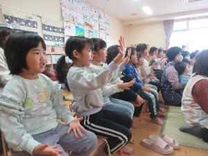 歌に合わせて手遊びをする子ども達の様子