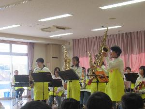 楽器の紹介をしている様子