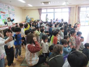 演奏に合わせてジャンボリーミッキーの踊りを踊っている様子