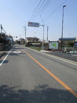 県道川越栗橋線の「城山公園」の案内標識周辺の画像。第2駐車場の入口の目印になります。