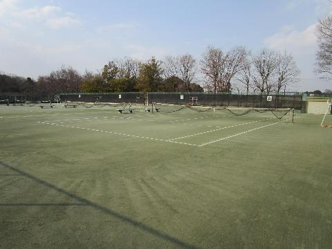 城山公園内のテニスコートの画像