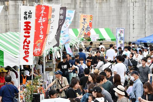 べに花まつりの会場の道の駅「べに花の郷おけがわ」の様子。物販エリアの賑わいが写っている。