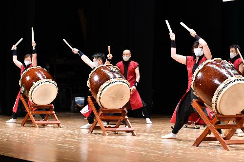 桶川市市制施行50周年記念式典で和太鼓を演奏する桶川百店会の皆さん。勇壮な音色が会場に轟く。