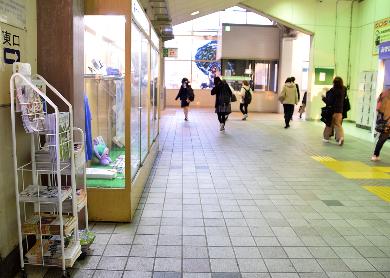 JR北上尾駅改札前の通路の画像