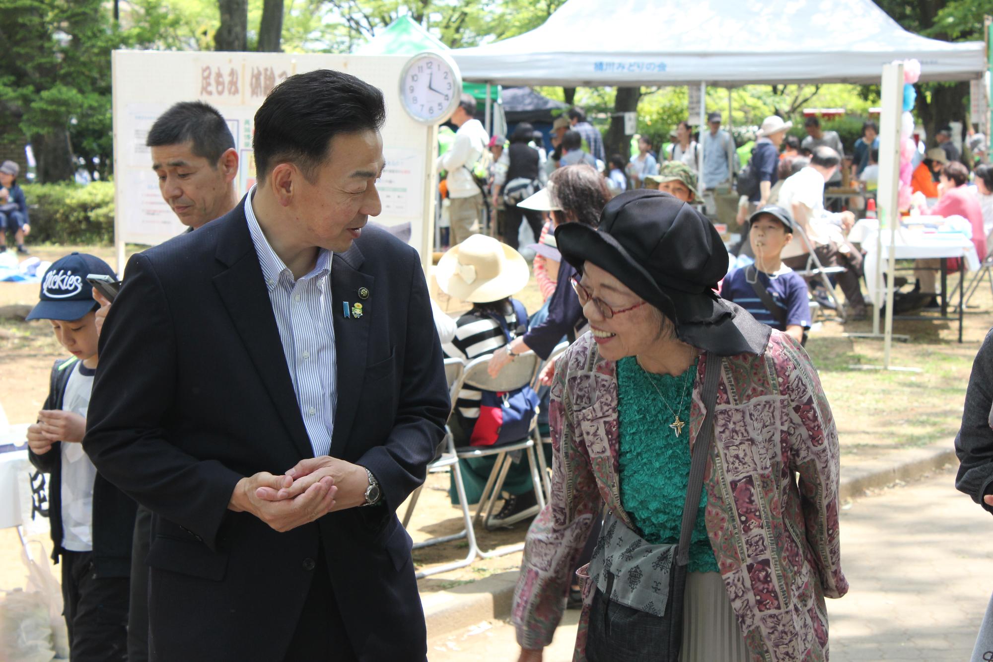 祭り会場の駅西口公園にて市長がお客さんとお話ししている様子