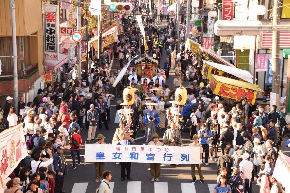 11月桶川市民まつりで住民が左右に分かれ集まり賑わっている様子