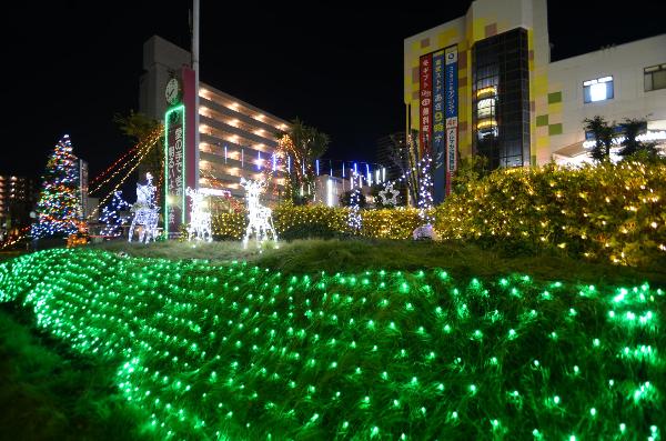 桶川駅西口ロータリーに並べられたイルミネーションの画像