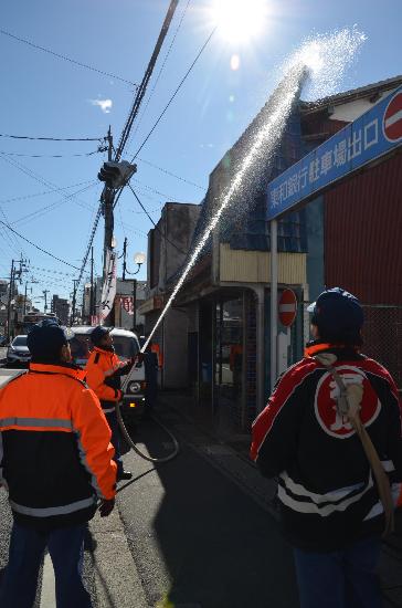 2月辰の水行事で消防隊員が空に向かって水をかけている画像