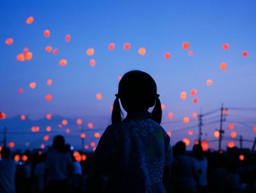 ことぶき広場でランタンまつり。子どもの後ろ姿の写真