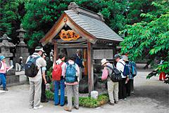 稲荷神社の力石を見ようと集まる参拝者たち