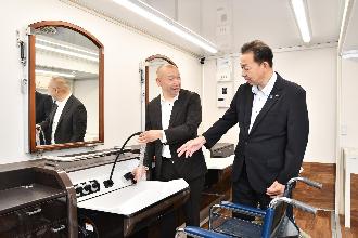 移動理美容車の説明を受ける桶川市長